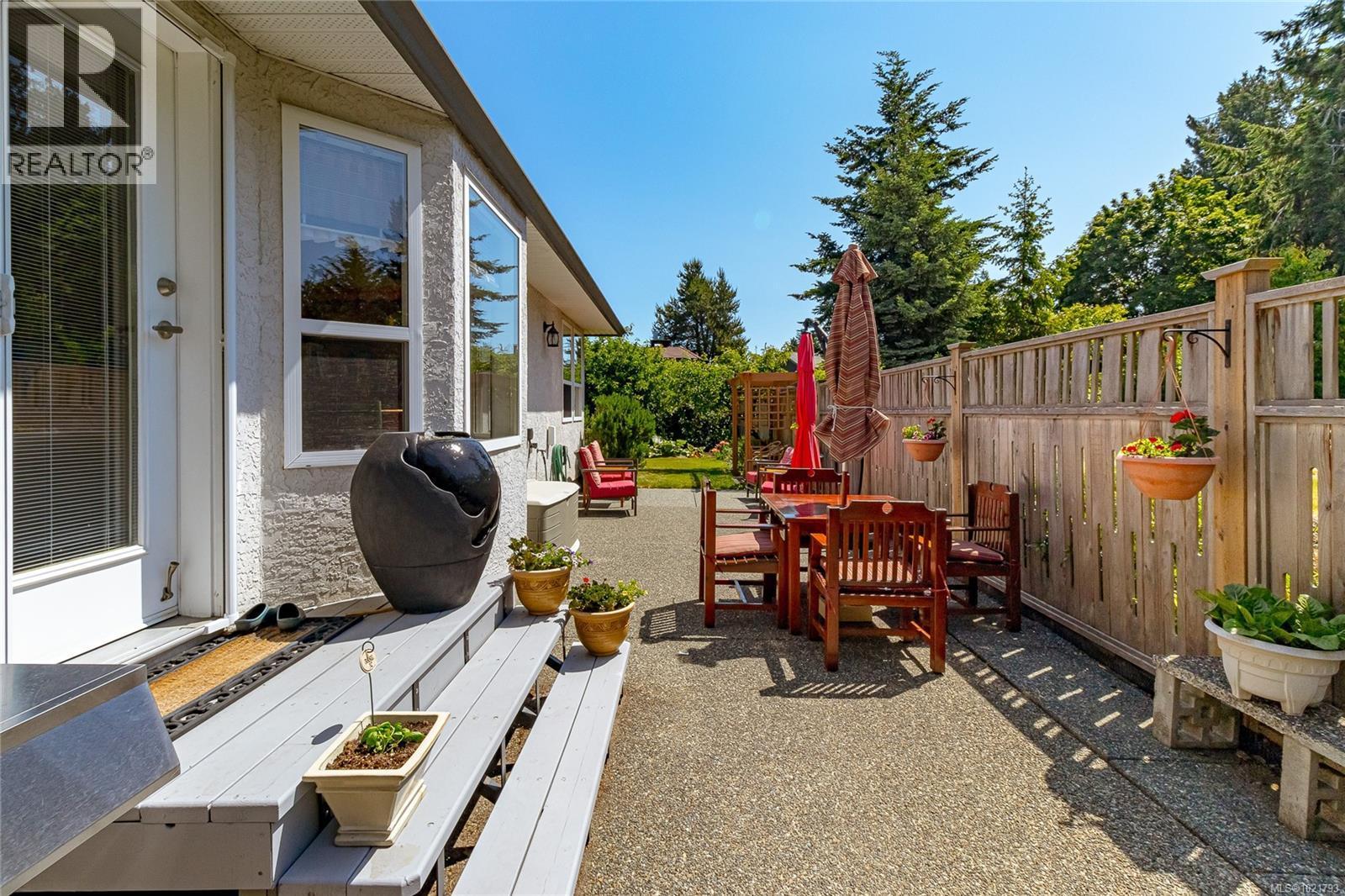 6377 Rodolph Rd, Central Saanich, BC - Outdoor