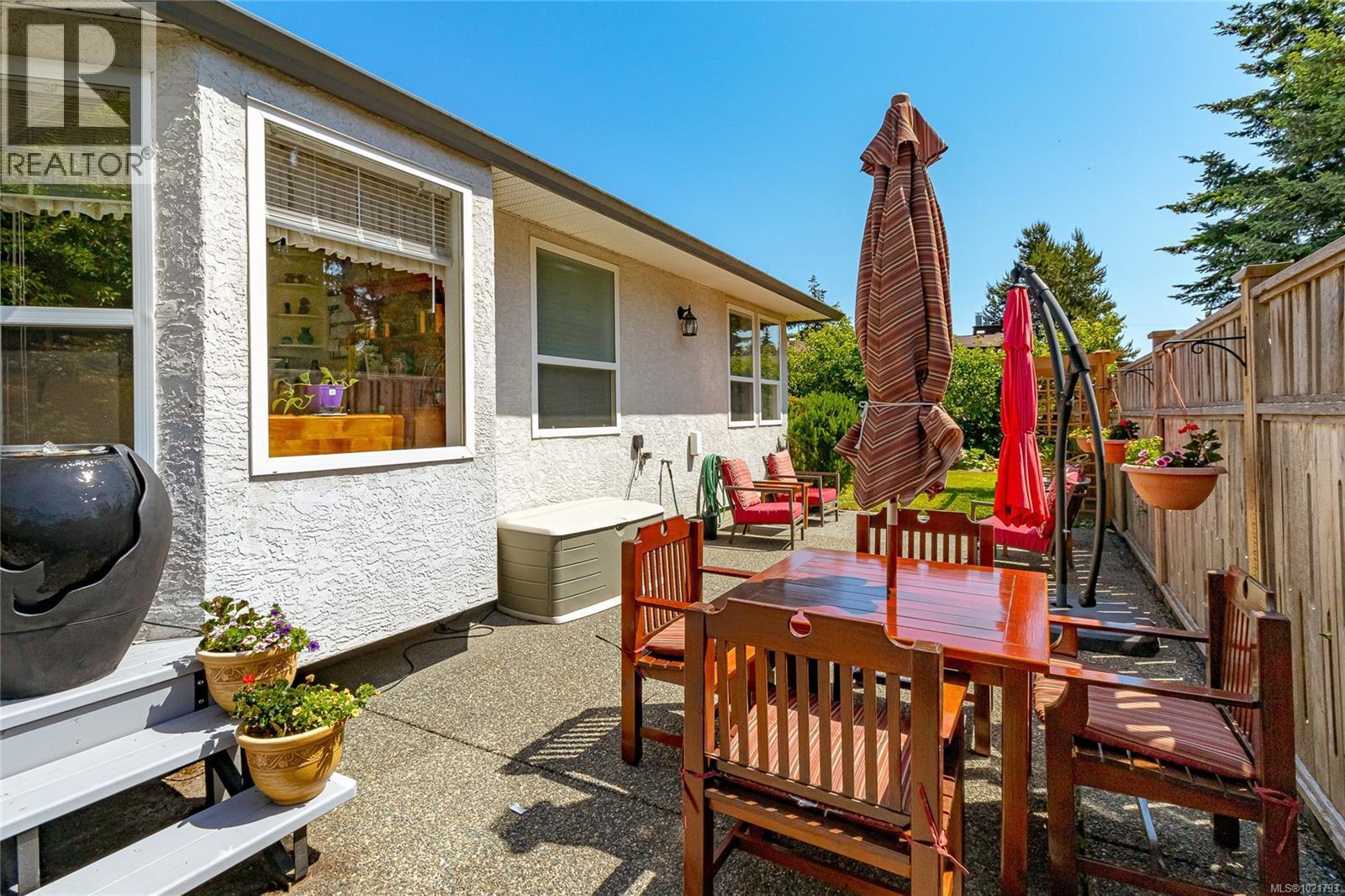 6377 Rodolph Rd, Central Saanich, BC - Outdoor With Exterior