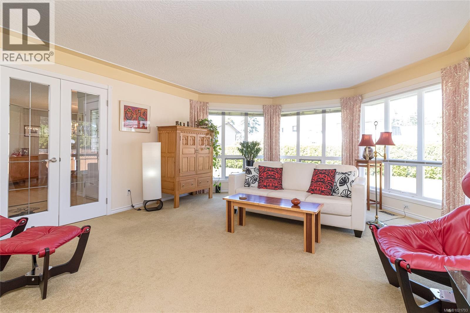 6377 Rodolph Rd, Central Saanich, BC - Indoor Photo Showing Living Room