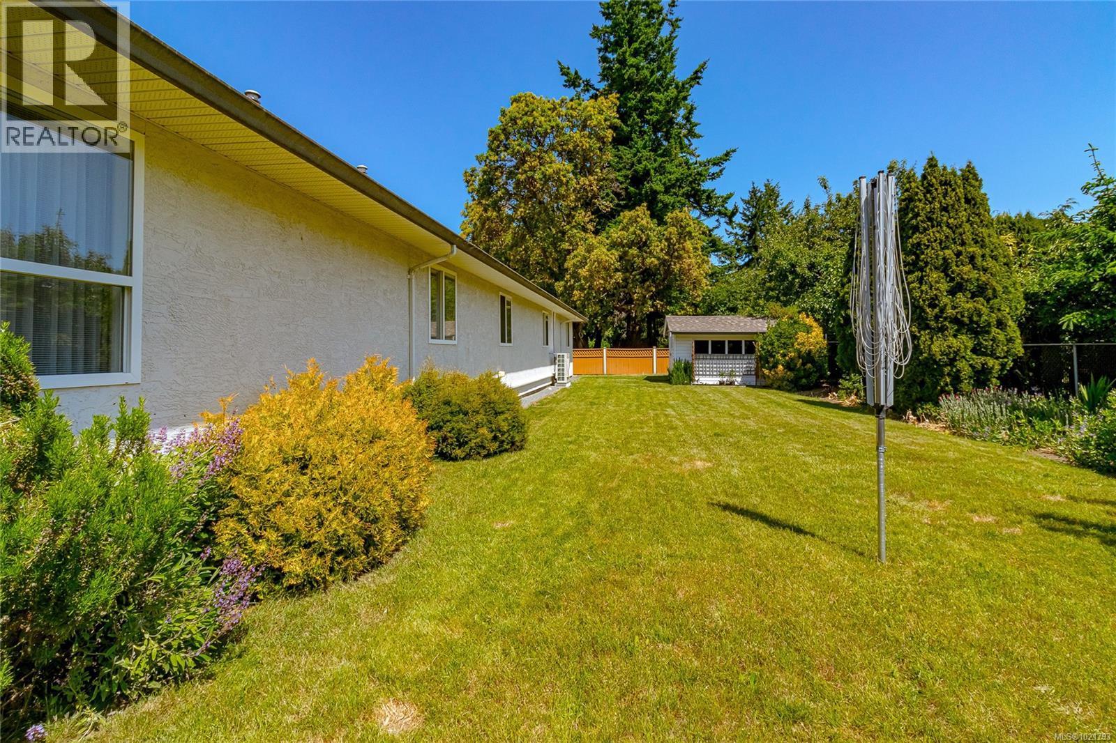 6377 Rodolph Rd, Central Saanich, BC - Outdoor