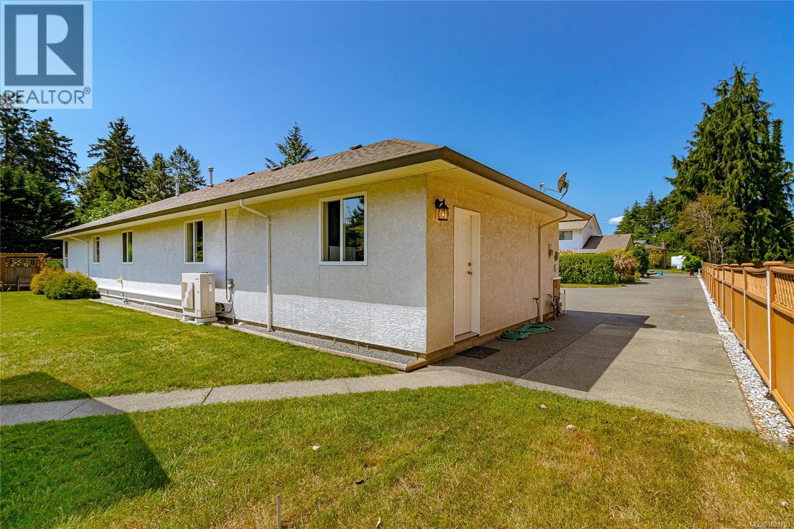 6377 Rodolph Rd, Central Saanich, BC - Outdoor With Exterior