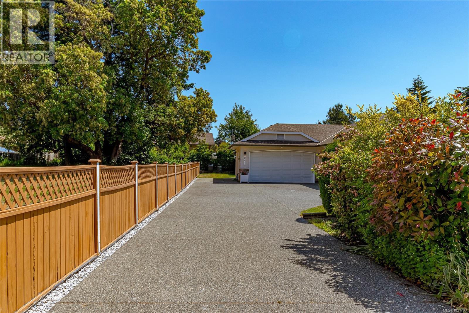 6377 Rodolph Rd, Central Saanich, BC - Outdoor