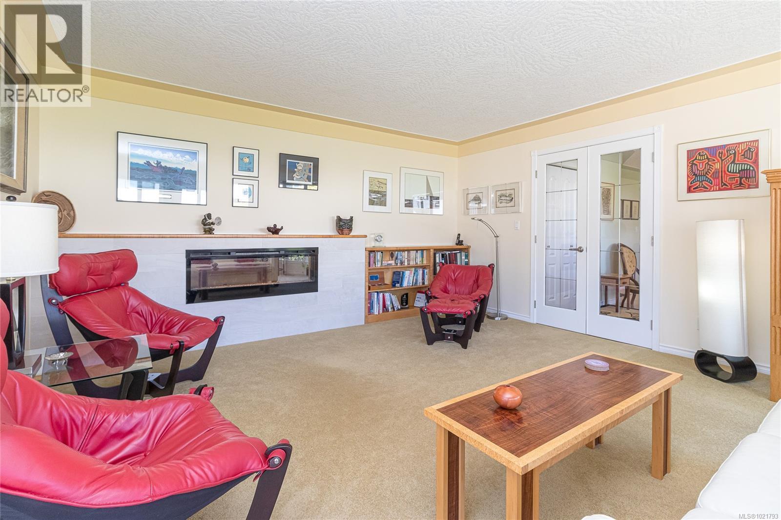 6377 Rodolph Rd, Central Saanich, BC - Indoor With Fireplace