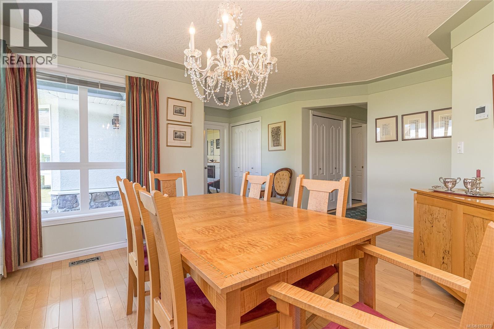 6377 Rodolph Rd, Central Saanich, BC - Indoor Photo Showing Dining Room