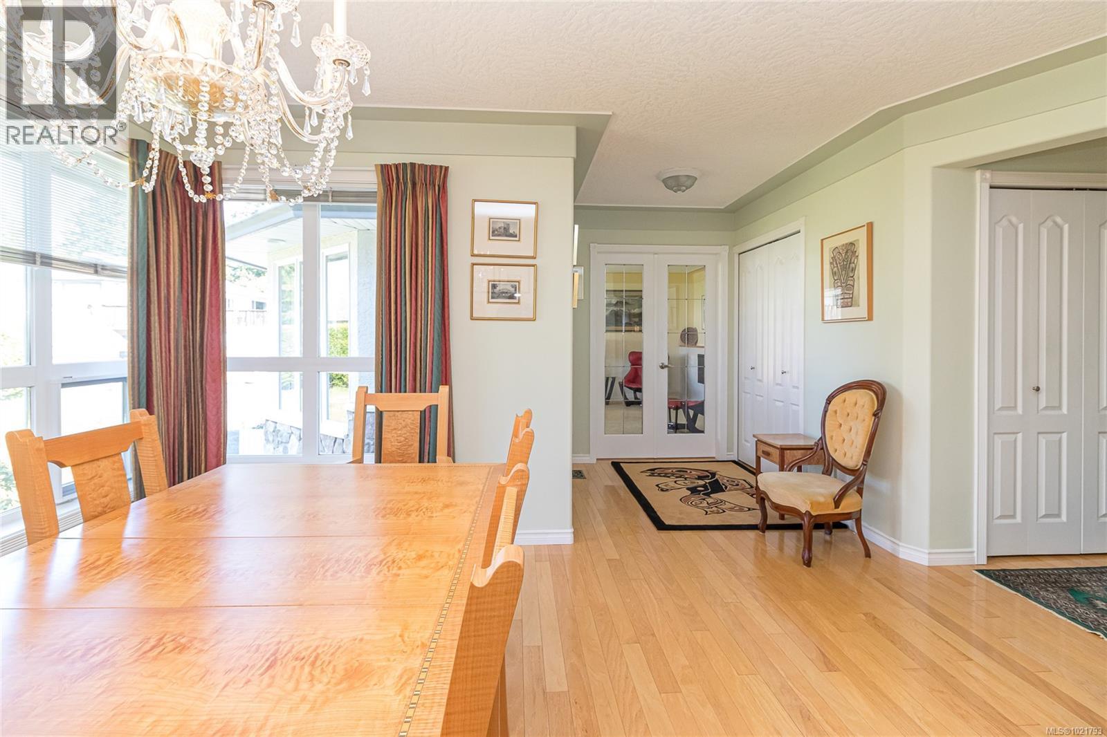 6377 Rodolph Rd, Central Saanich, BC - Indoor Photo Showing Dining Room