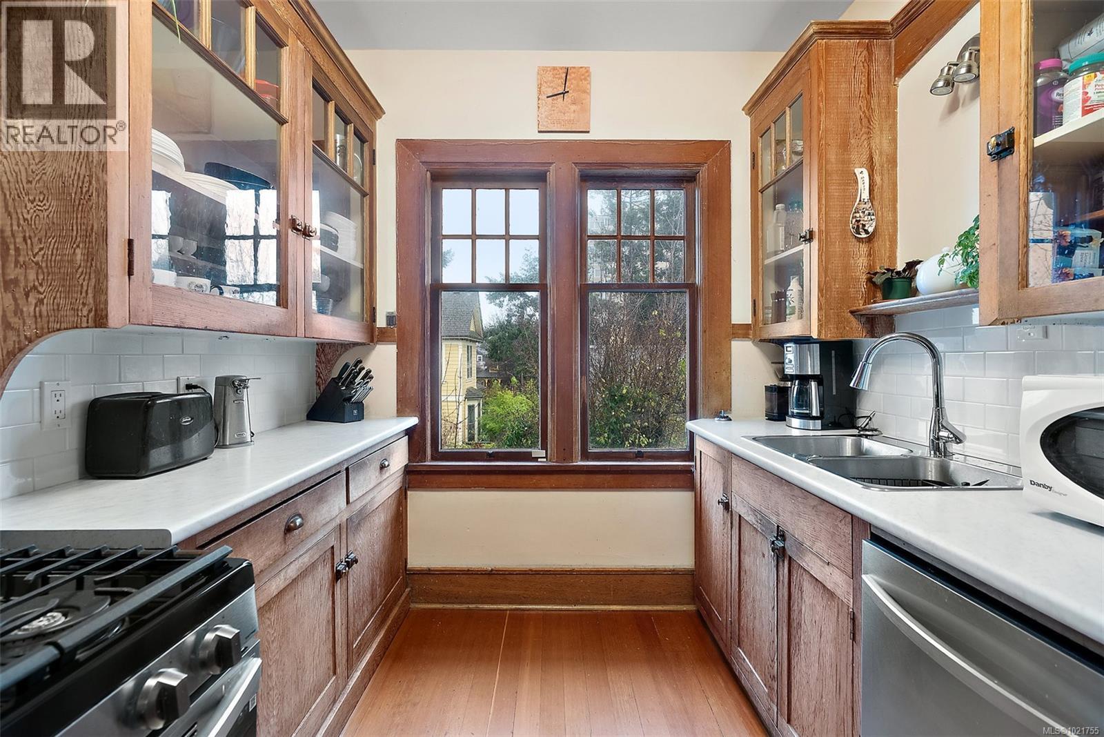 132 Government St S, Victoria, BC - Indoor Photo Showing Kitchen With Double Sink