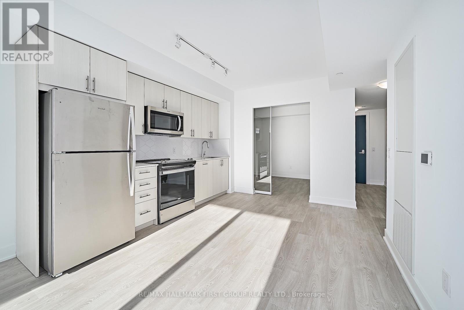 1123 - 2545 Simcoe Street N, Oshawa, ON - Indoor Photo Showing Kitchen With Stainless Steel Kitchen