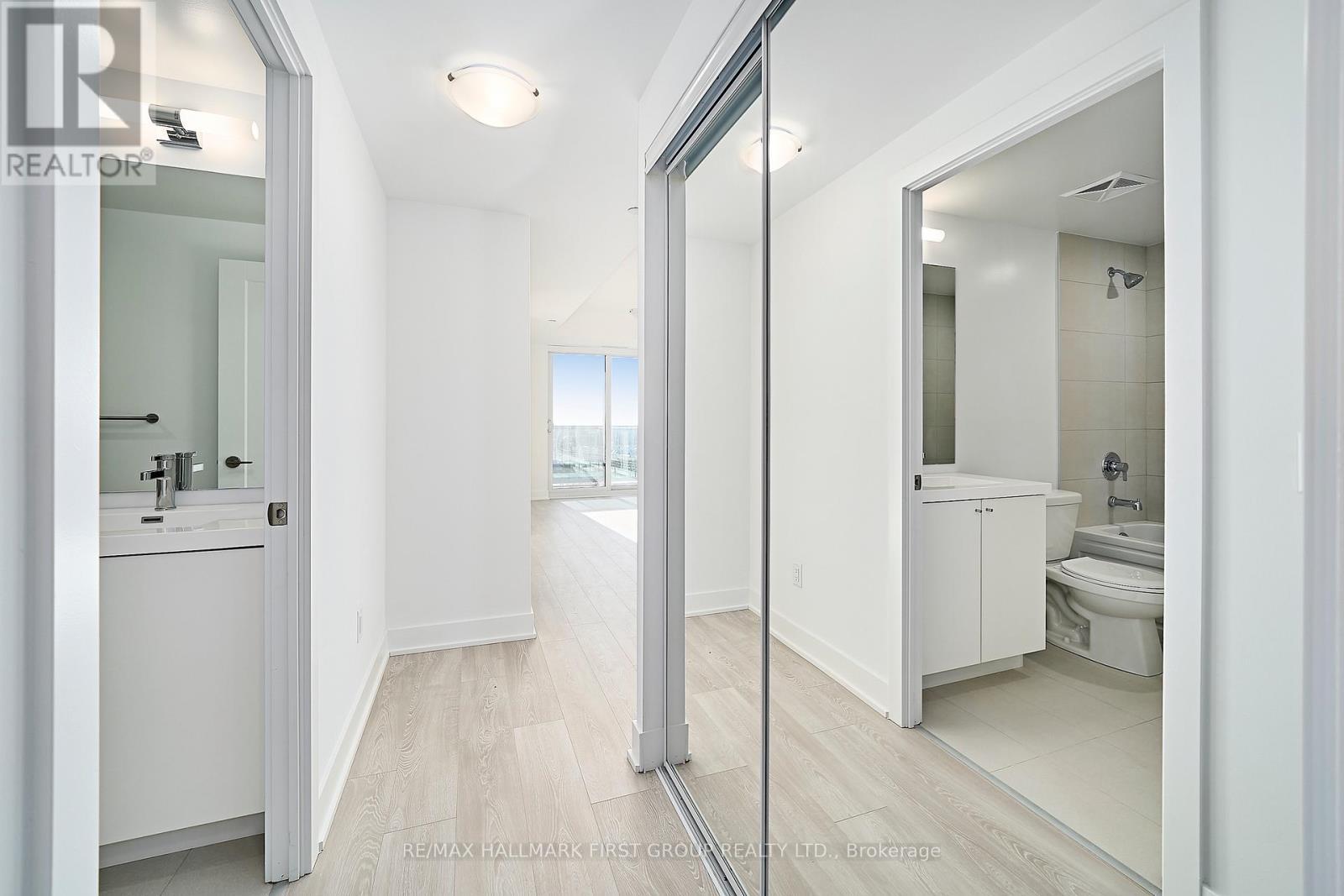 1123 - 2545 Simcoe Street N, Oshawa, ON - Indoor Photo Showing Bathroom