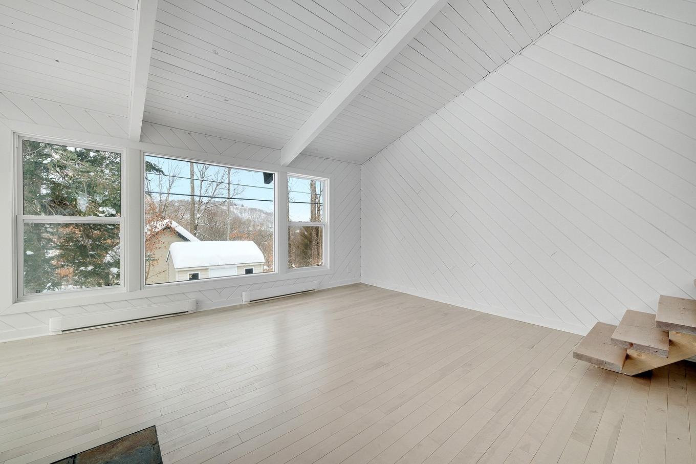 Living room - 652 Ch. Des Pins E., Saint-Sauveur, QC - Indoor Photo Showing Other Room