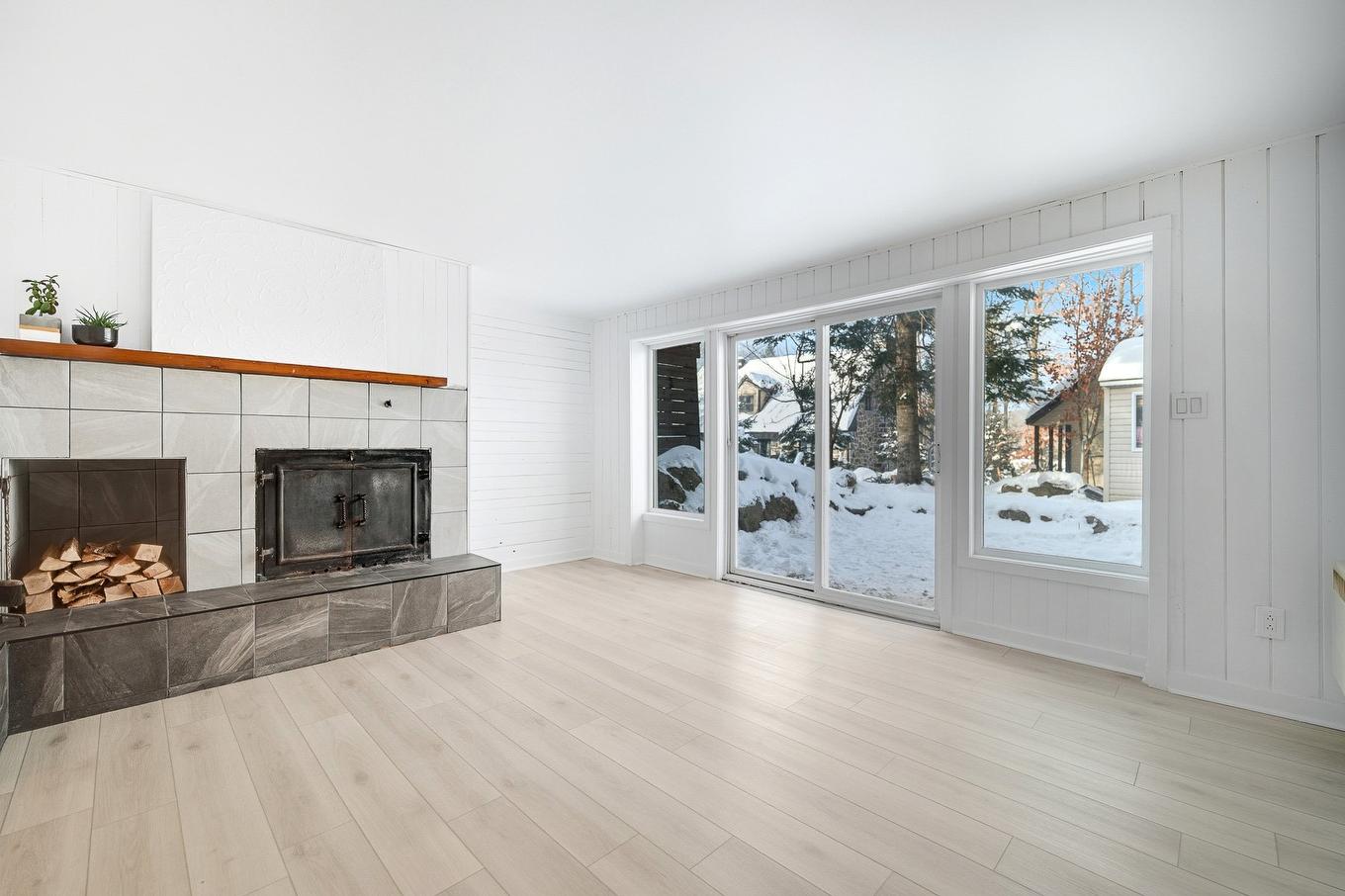 Family room - 652 Ch. Des Pins E., Saint-Sauveur, QC - Indoor Photo Showing Living Room With Fireplace