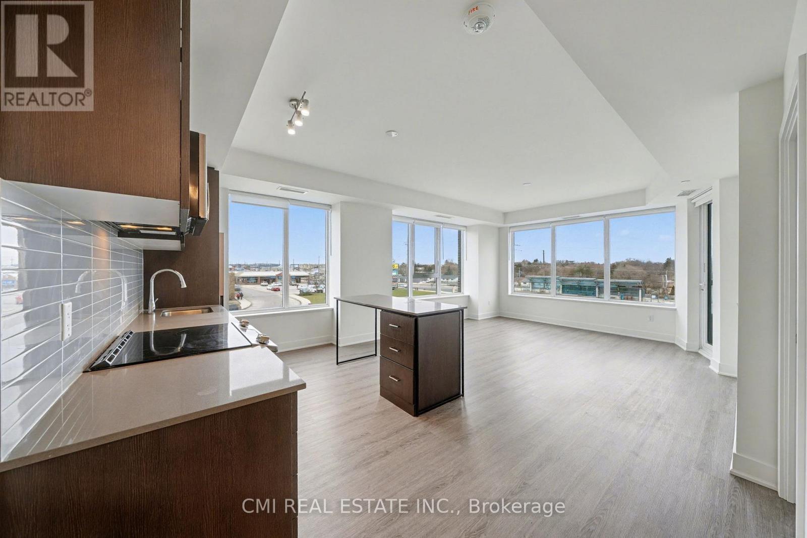 311 - 185 Deerfield Road N, Newmarket, ON - Indoor Photo Showing Kitchen