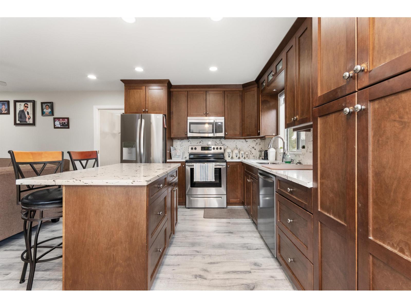 32110 Rogers Avenue, Abbotsford, BC - Indoor Photo Showing Kitchen With Upgraded Kitchen