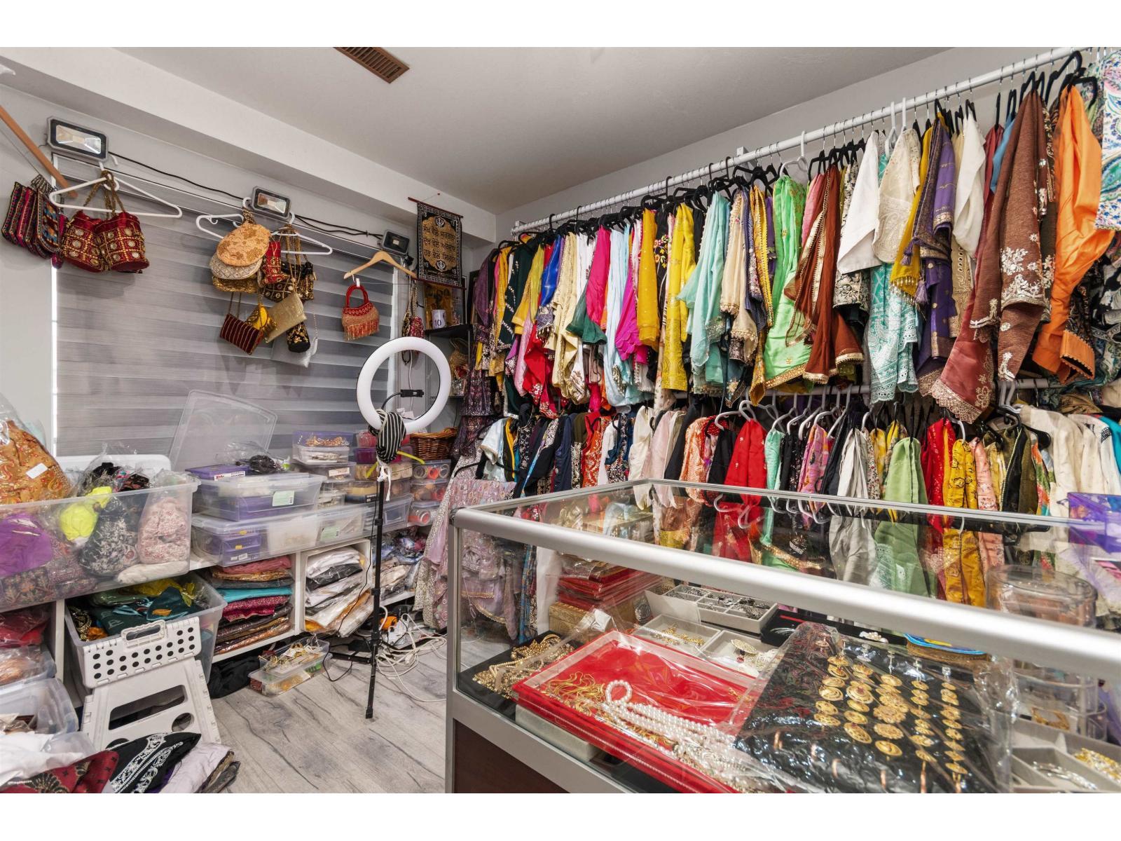 32110 Rogers Avenue, Abbotsford, BC - Indoor With Storage