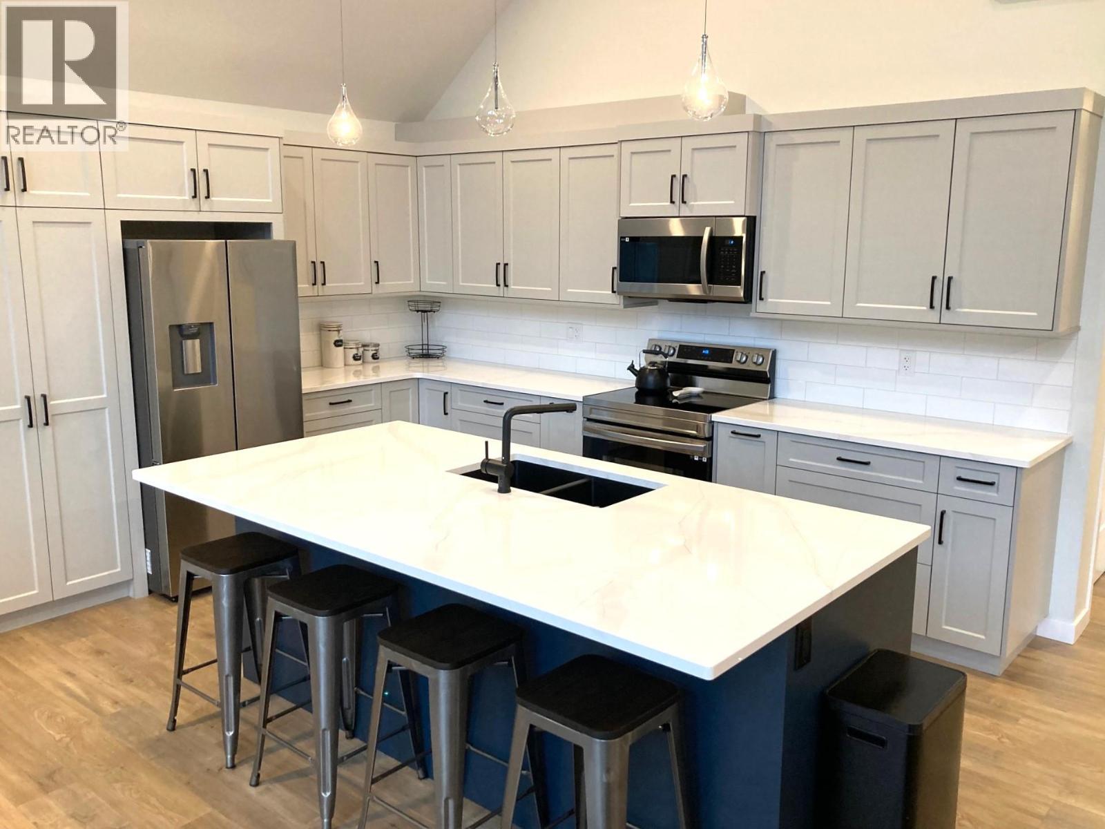 3040 Cedar Drive, Blind Bay, BC - Indoor Photo Showing Kitchen With Double Sink With Upgraded Kitchen