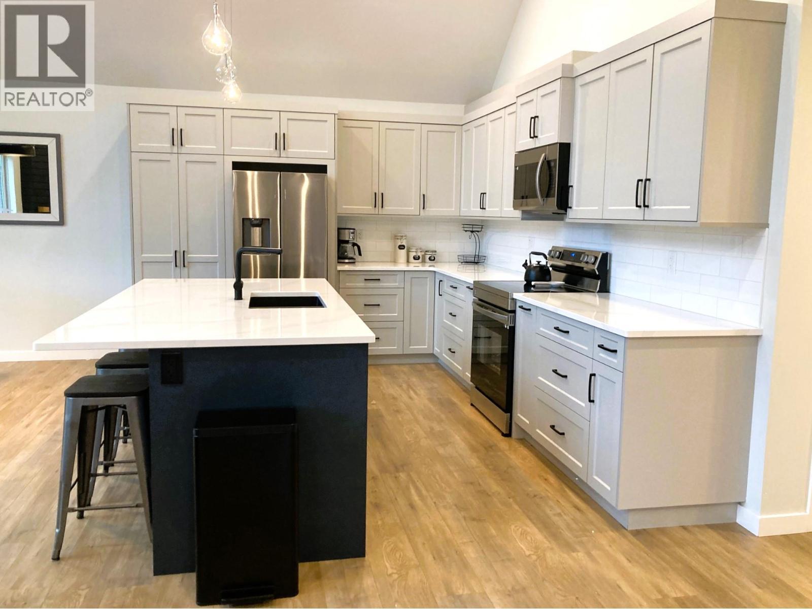 3040 Cedar Drive, Blind Bay, BC - Indoor Photo Showing Kitchen With Upgraded Kitchen