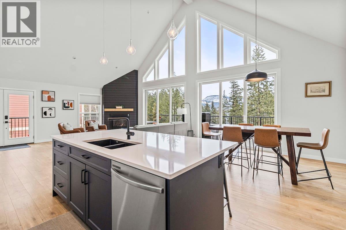 3040 Cedar Drive, Blind Bay, BC - Indoor Photo Showing Kitchen With Double Sink