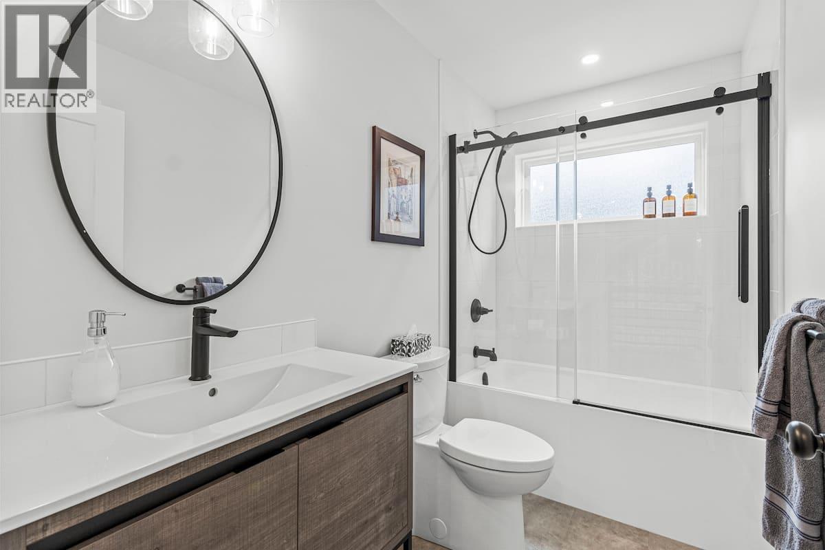 upstairs bathroom - 3040 Cedar Drive, Blind Bay, BC - Indoor Photo Showing Bathroom