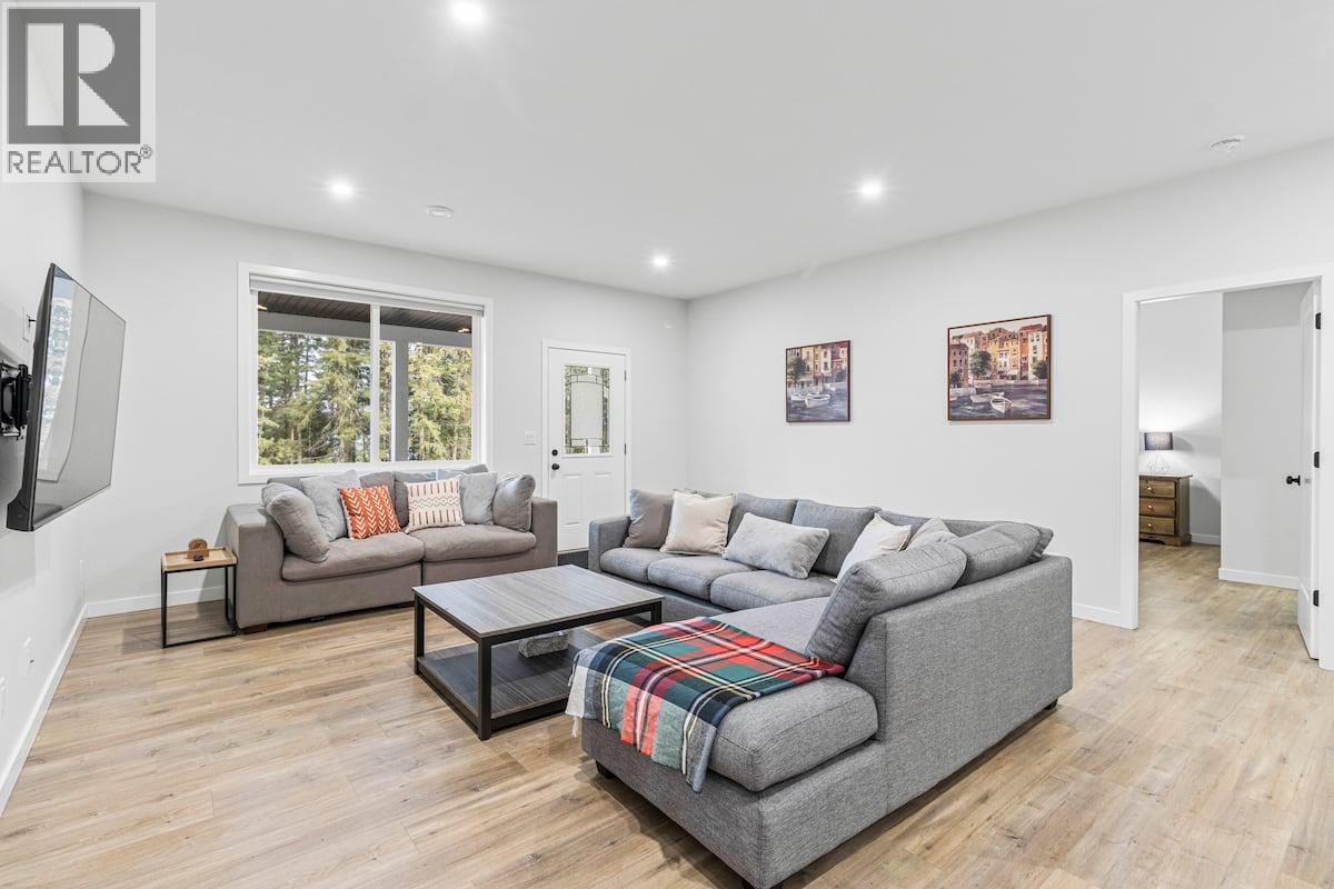 spacious walk out basement - 3040 Cedar Drive, Blind Bay, BC - Indoor Photo Showing Living Room