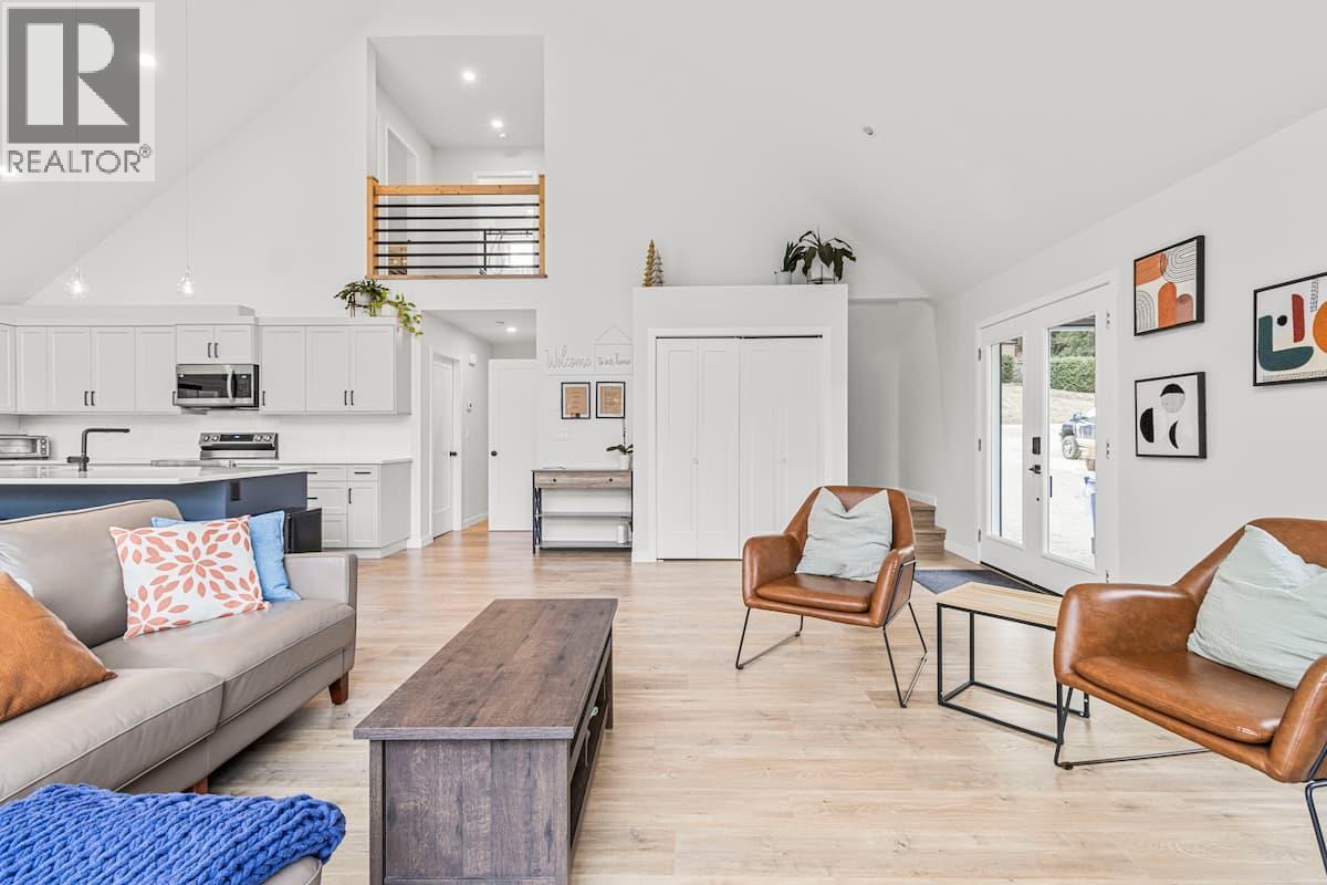 3040 Cedar Drive, Blind Bay, BC - Indoor Photo Showing Living Room