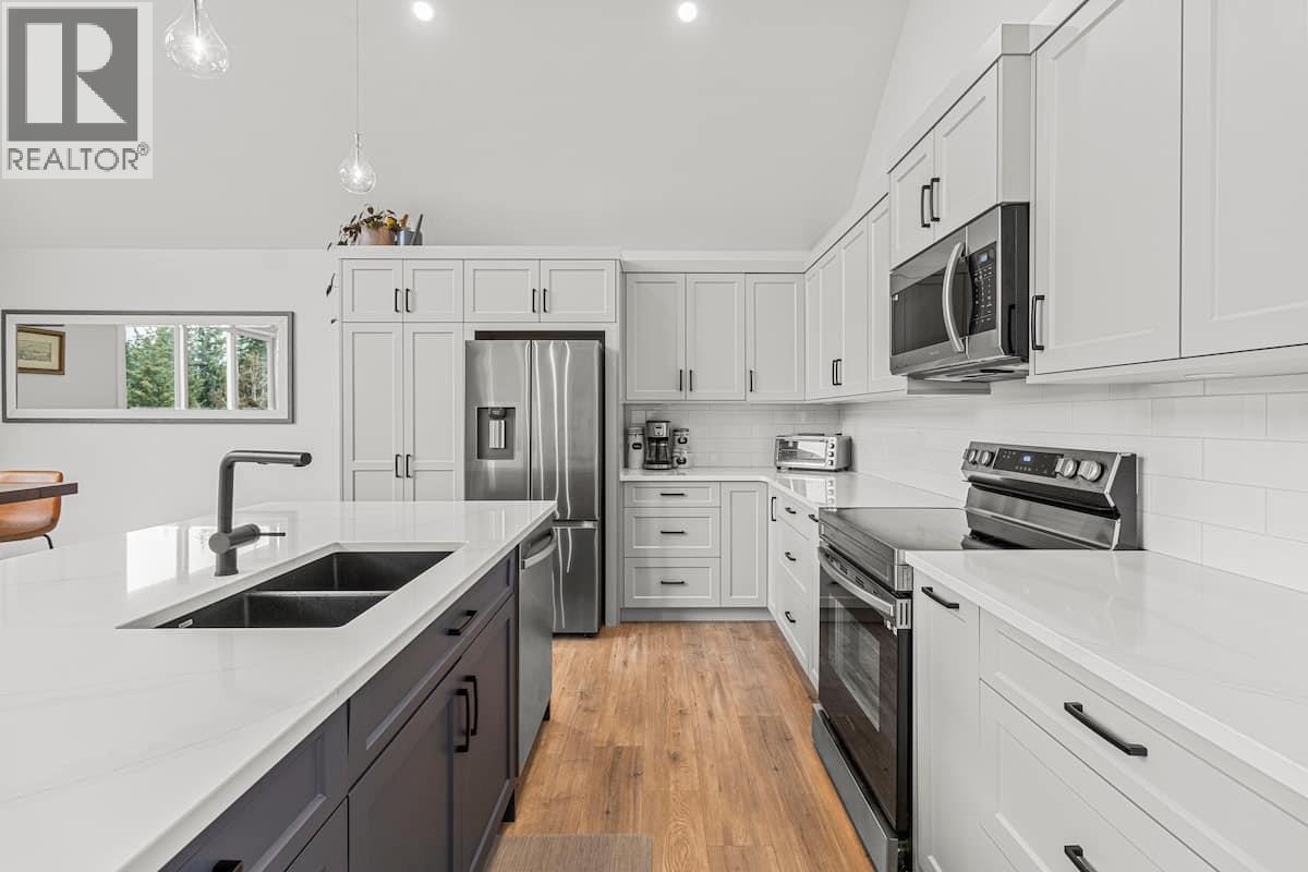 3040 Cedar Drive, Blind Bay, BC - Indoor Photo Showing Kitchen With Double Sink With Upgraded Kitchen
