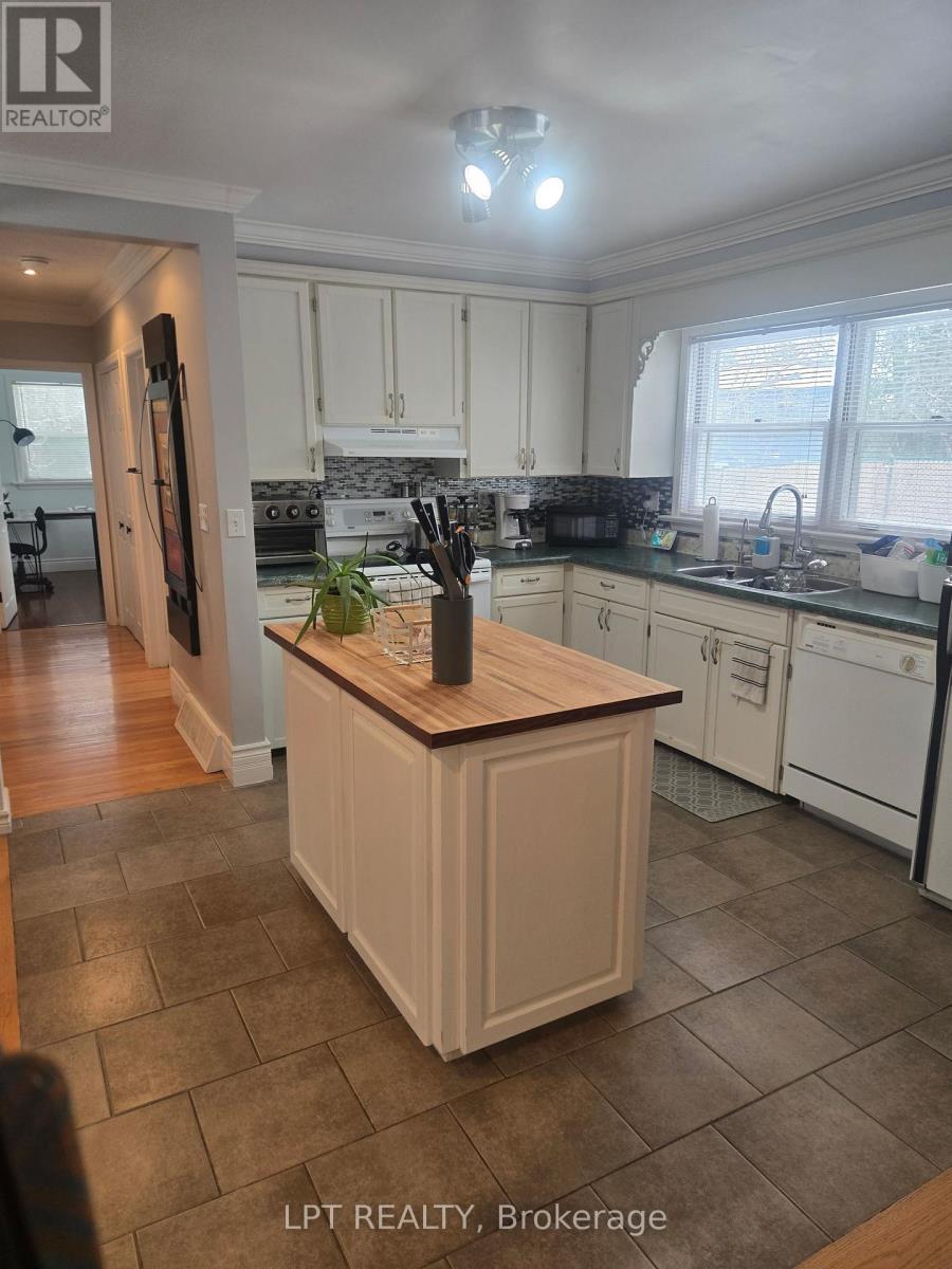 Unit A - 60 Norton Boulevard, Caledon, ON - Indoor Photo Showing Kitchen With Double Sink