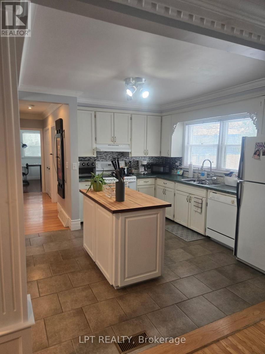 Unit A - 60 Norton Boulevard, Caledon, ON - Indoor Photo Showing Kitchen With Double Sink