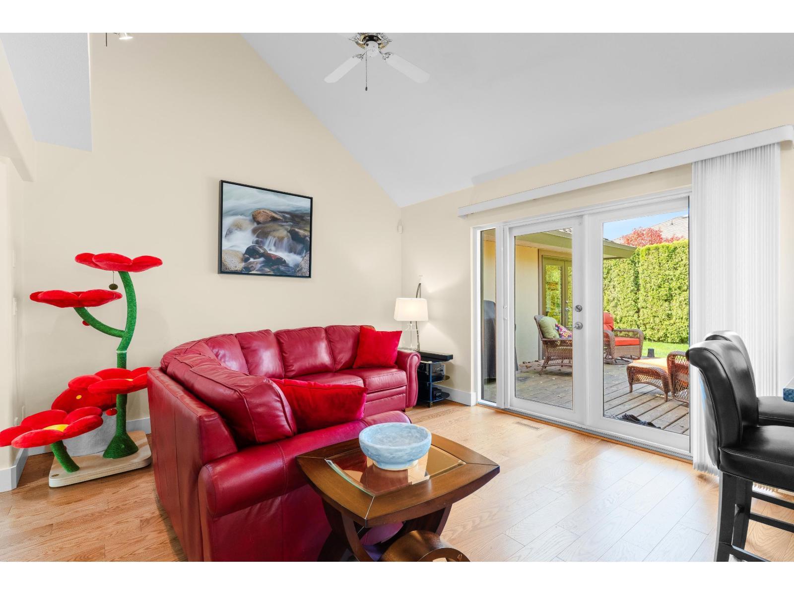 9253 203B Street, Langley, BC - Indoor Photo Showing Living Room