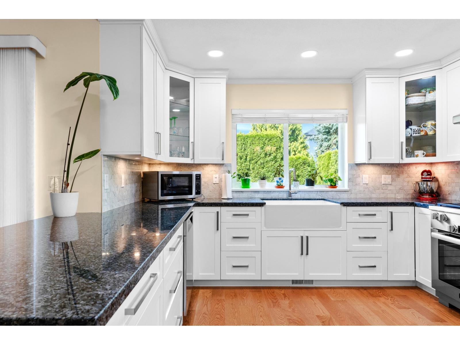 9253 203B Street, Langley, BC - Indoor Photo Showing Kitchen With Upgraded Kitchen