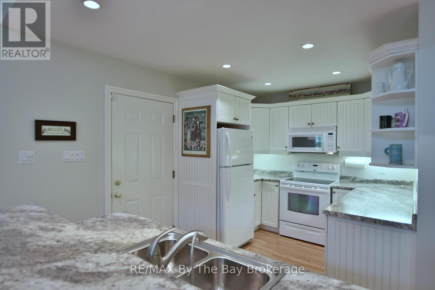 1327 River Road E, Wasaga Beach, ON - Indoor Photo Showing Kitchen With Double Sink