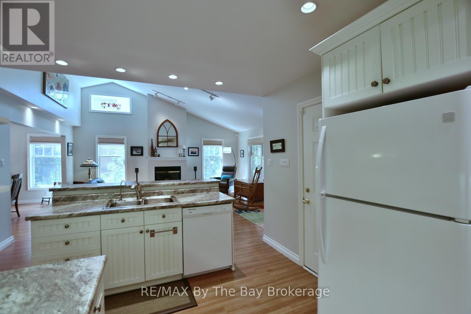 1327 River Road E, Wasaga Beach, ON - Indoor Photo Showing Kitchen With Double Sink