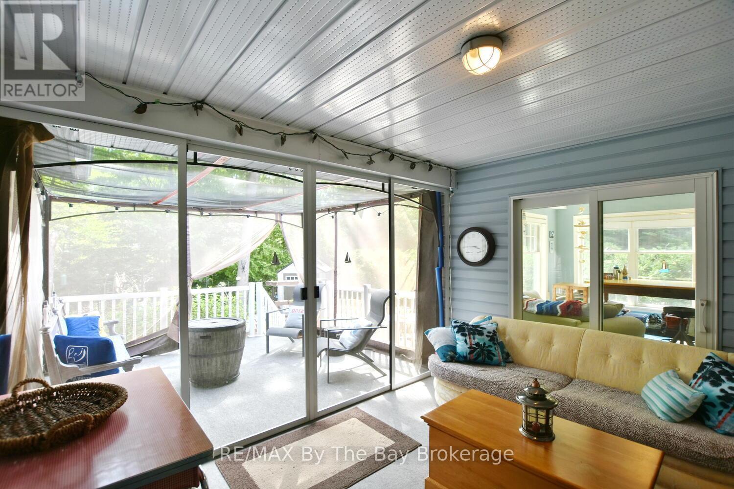 1327 River Road E, Wasaga Beach, ON - Indoor Photo Showing Living Room