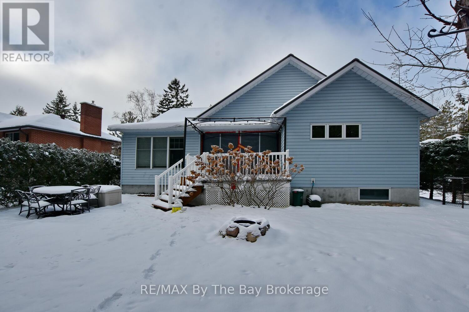 1327 River Road E, Wasaga Beach, ON - Outdoor