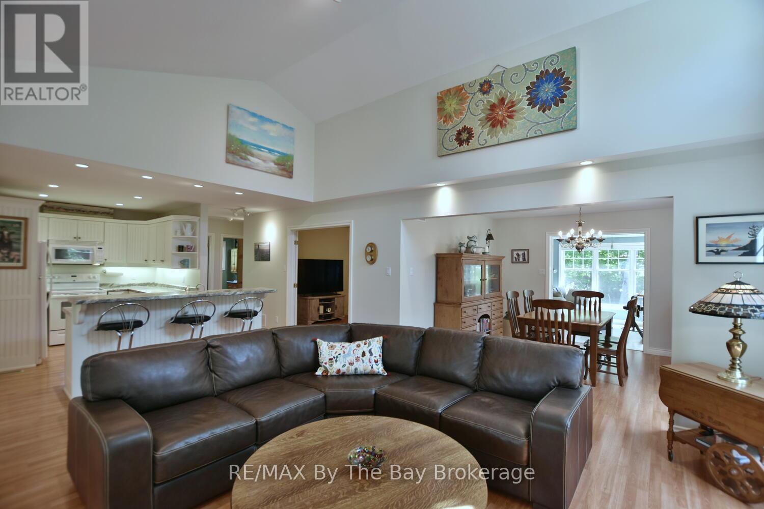 1327 River Road E, Wasaga Beach, ON - Indoor Photo Showing Living Room