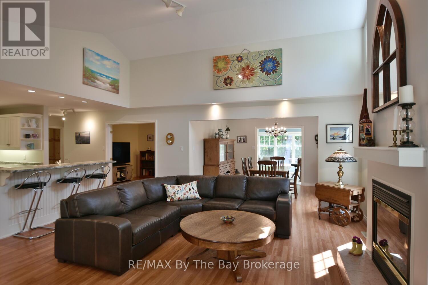 1327 River Road E, Wasaga Beach, ON - Indoor Photo Showing Living Room With Fireplace