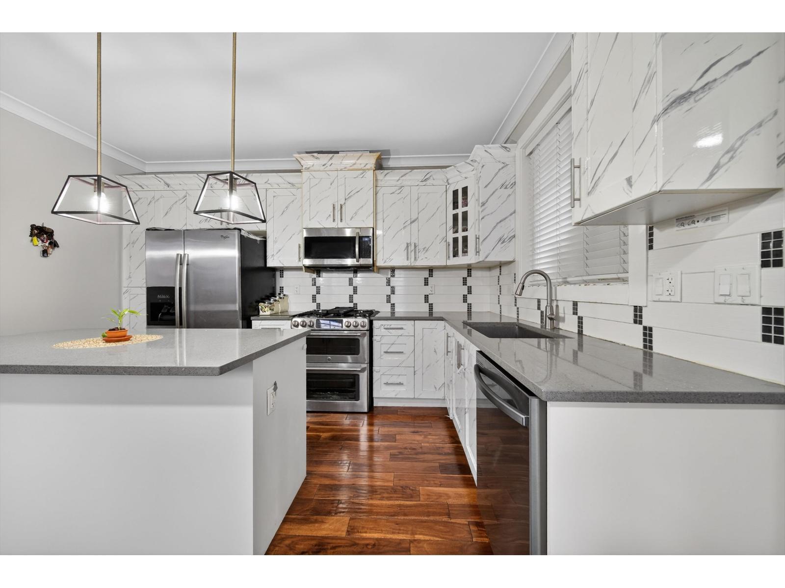 14191 60 Avenue, Surrey, BC - Indoor Photo Showing Kitchen With Upgraded Kitchen