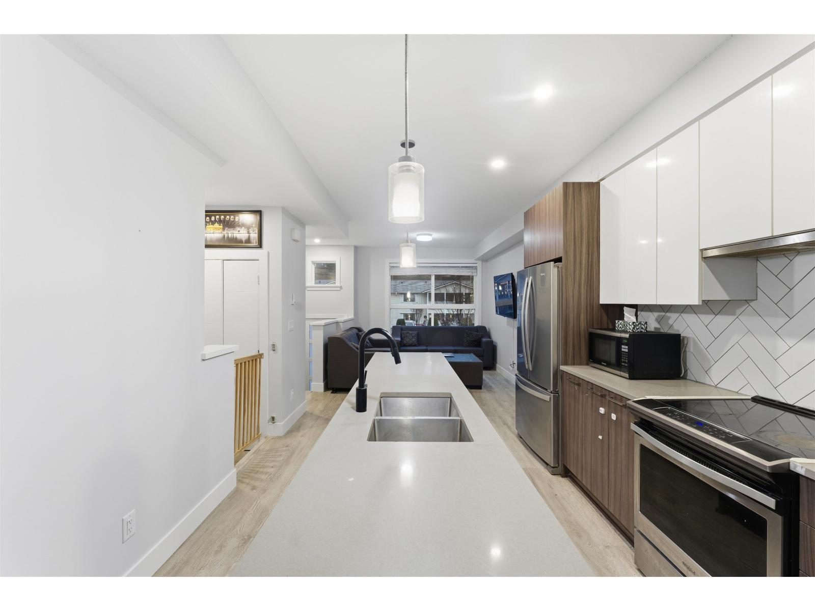 6 2505 Ware Street, Abbotsford, BC - Indoor Photo Showing Kitchen With Double Sink