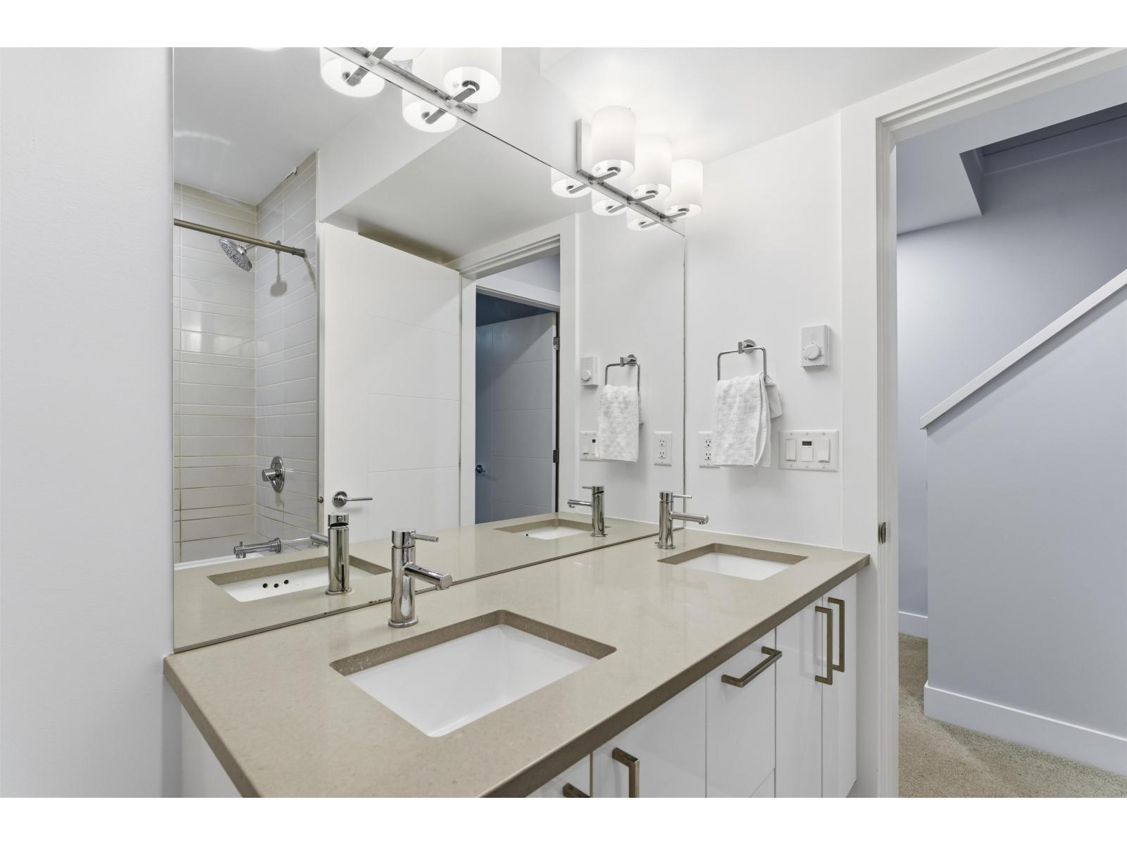 6 2505 Ware Street, Abbotsford, BC - Indoor Photo Showing Bathroom