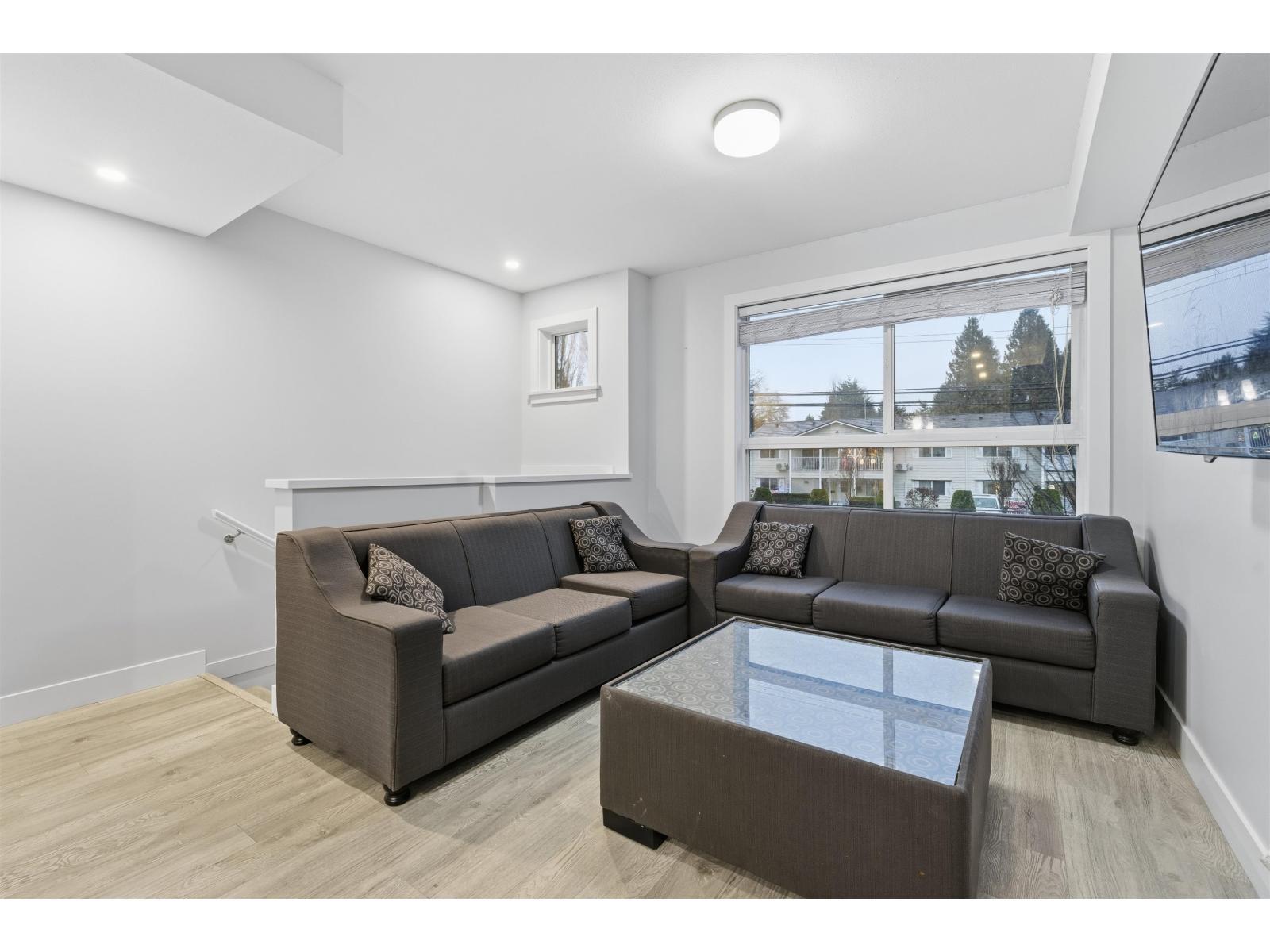 6 2505 Ware Street, Abbotsford, BC - Indoor Photo Showing Living Room