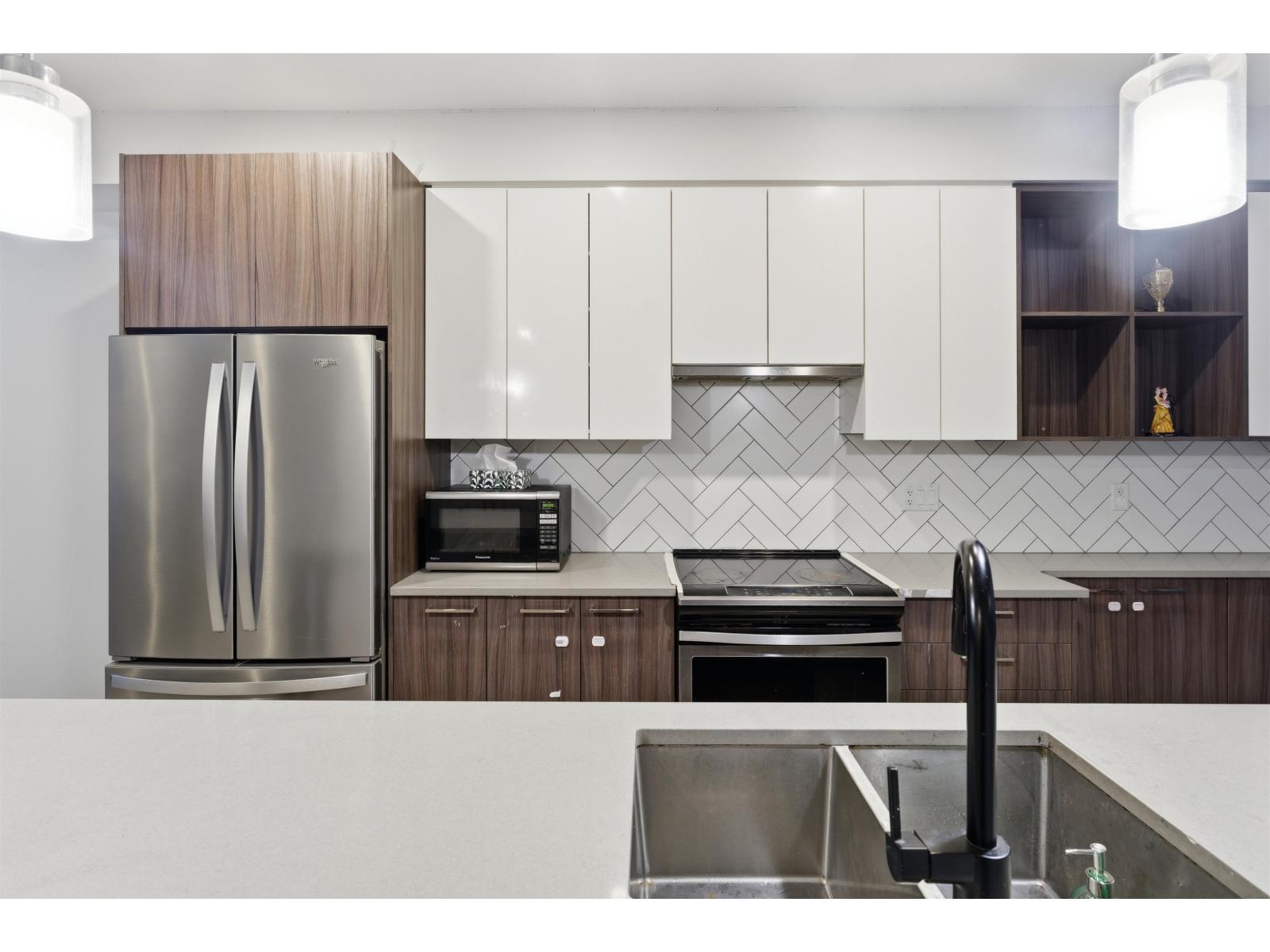 6 2505 Ware Street, Abbotsford, BC - Indoor Photo Showing Kitchen With Stainless Steel Kitchen With Double Sink With Upgraded Kitchen