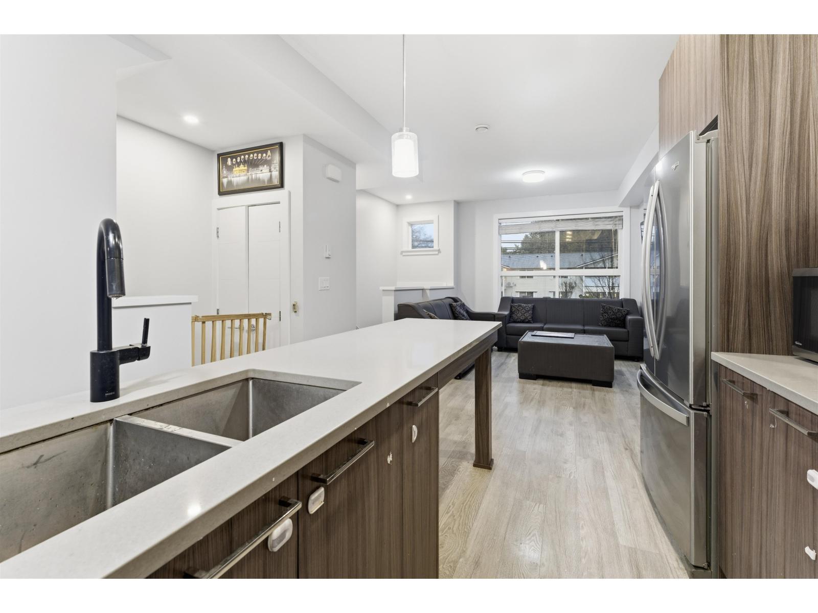 6 2505 Ware Street, Abbotsford, BC - Indoor Photo Showing Kitchen With Double Sink