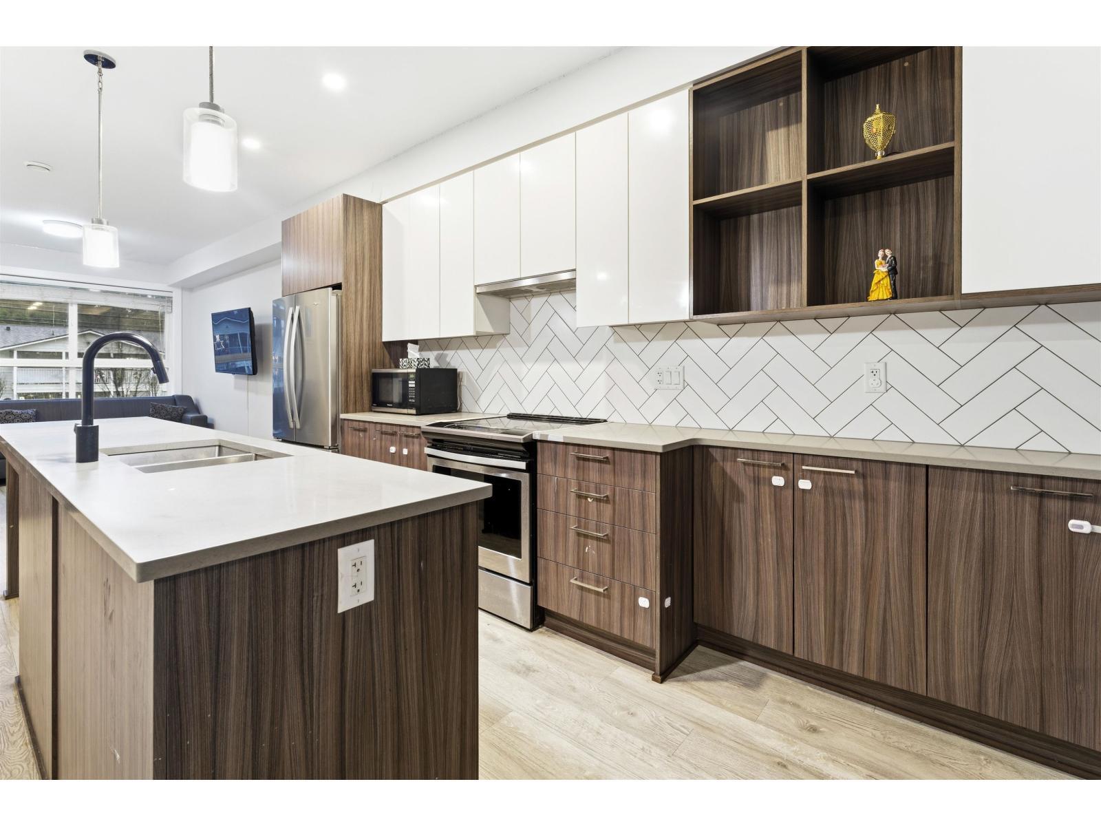 6 2505 Ware Street, Abbotsford, BC - Indoor Photo Showing Kitchen With Double Sink With Upgraded Kitchen