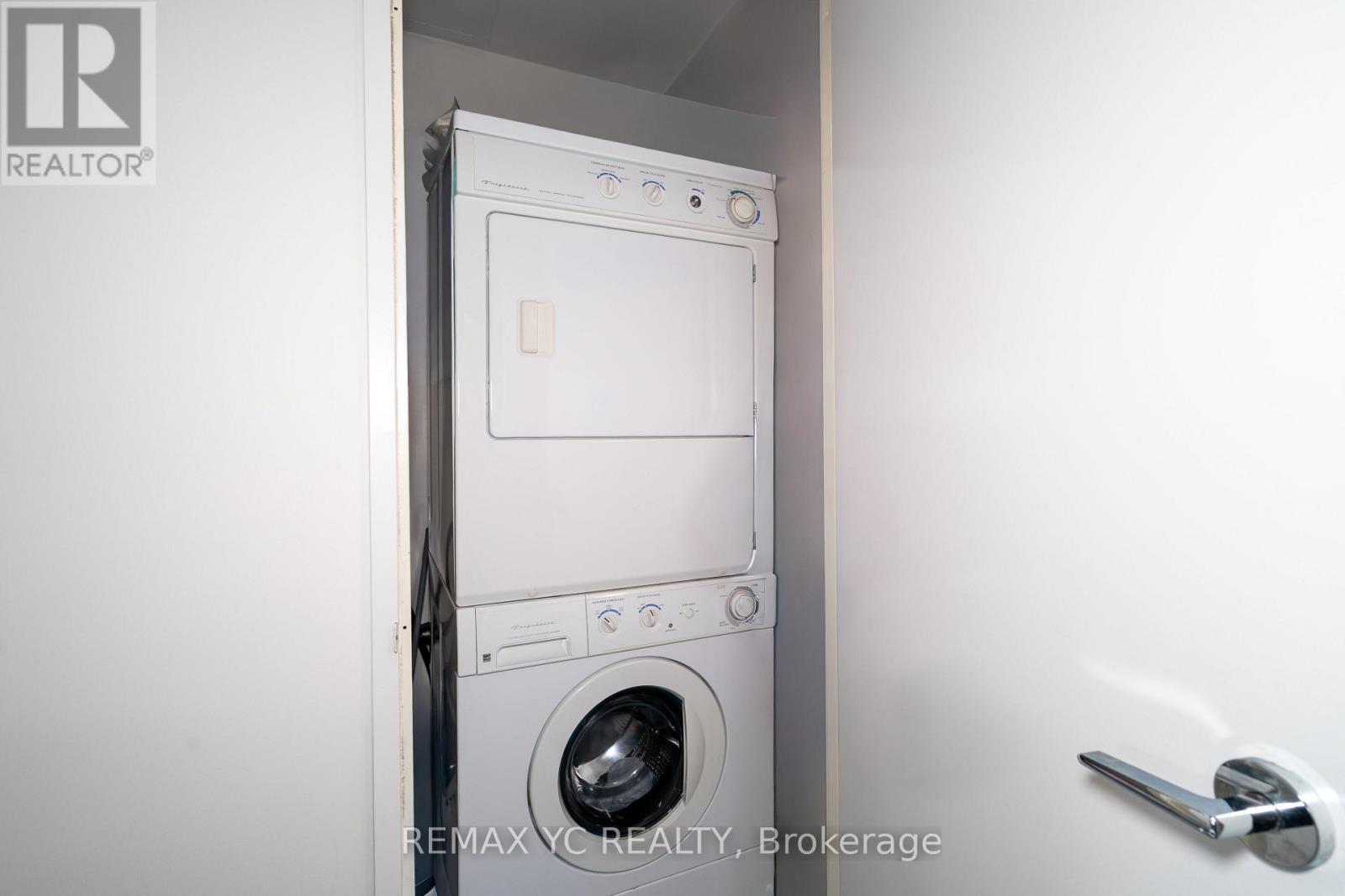1709 - 83 Redpath Avenue, Toronto, ON - Indoor Photo Showing Laundry Room