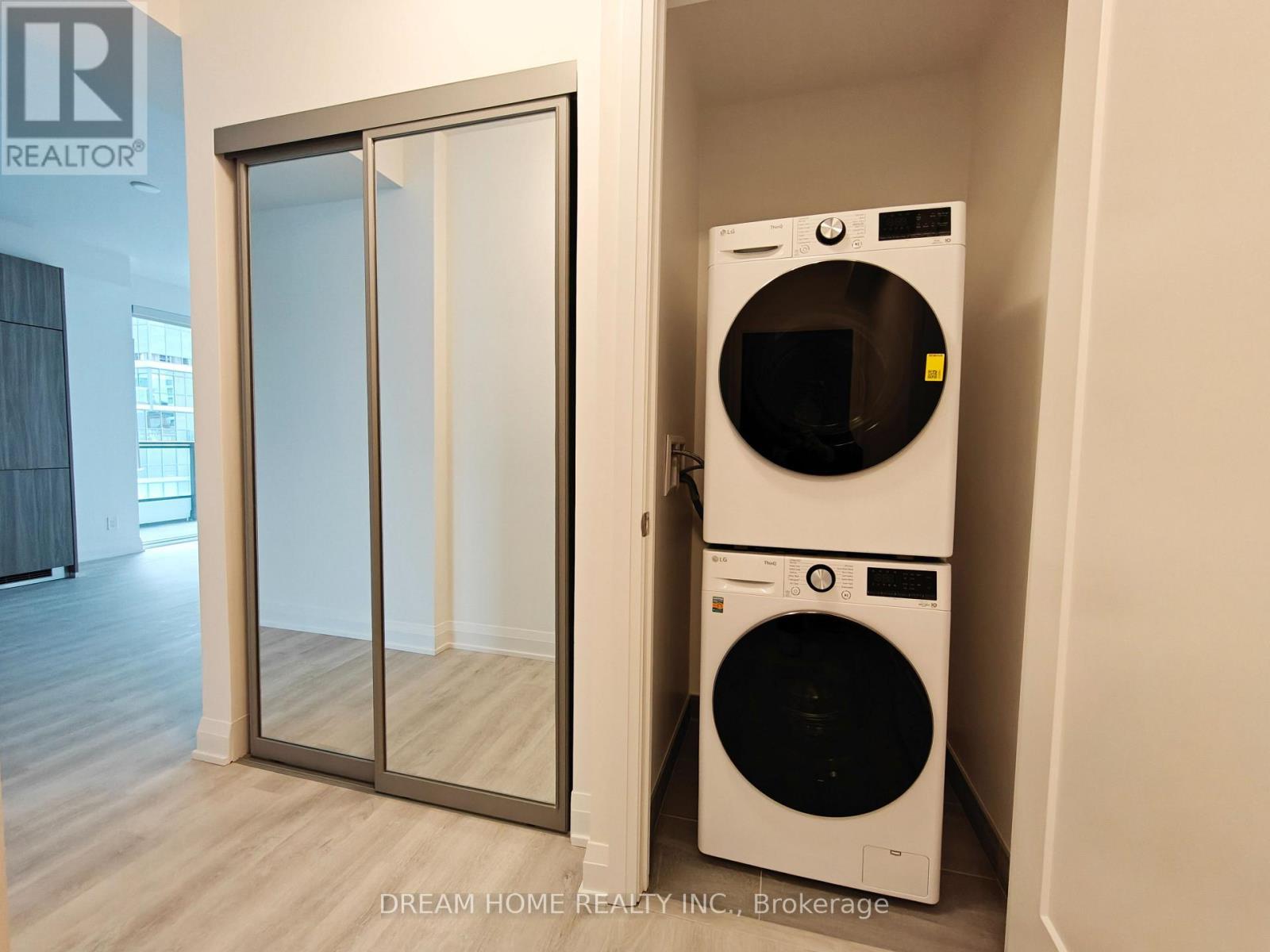 1205 - 65 Broadway Avenue, Toronto, ON - Indoor Photo Showing Laundry Room