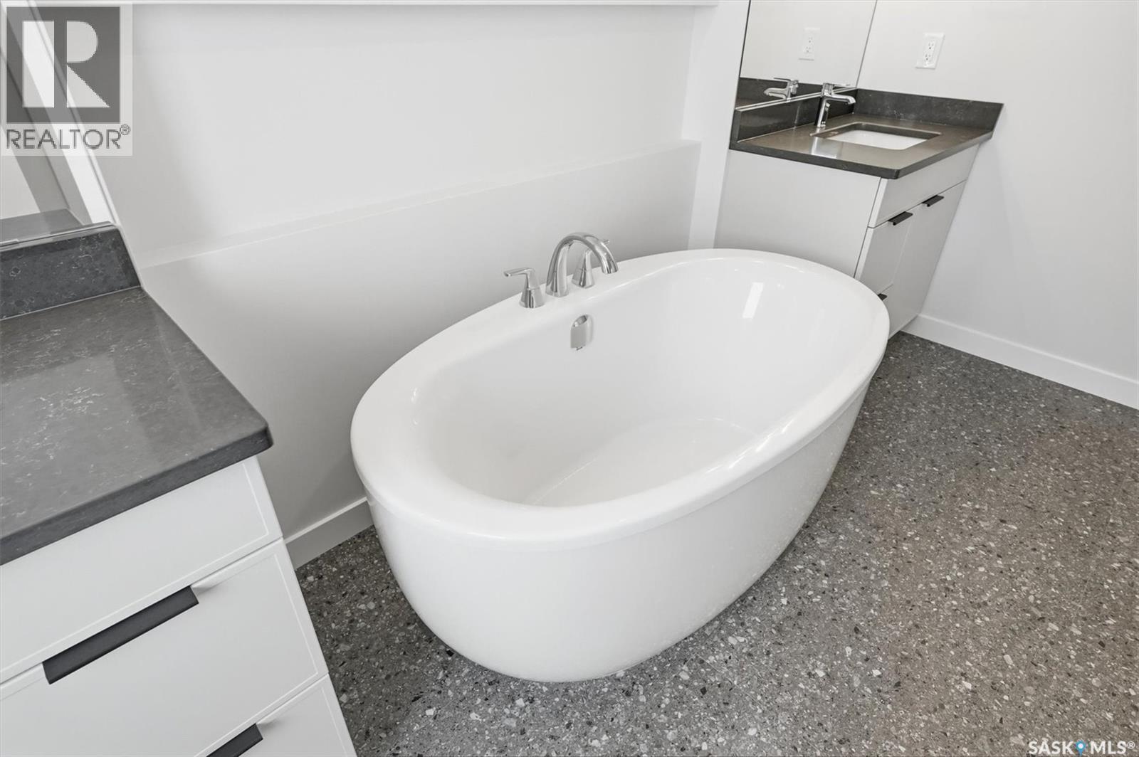 470 Cockcroft Place, Saskatoon, SK - Indoor Photo Showing Bathroom