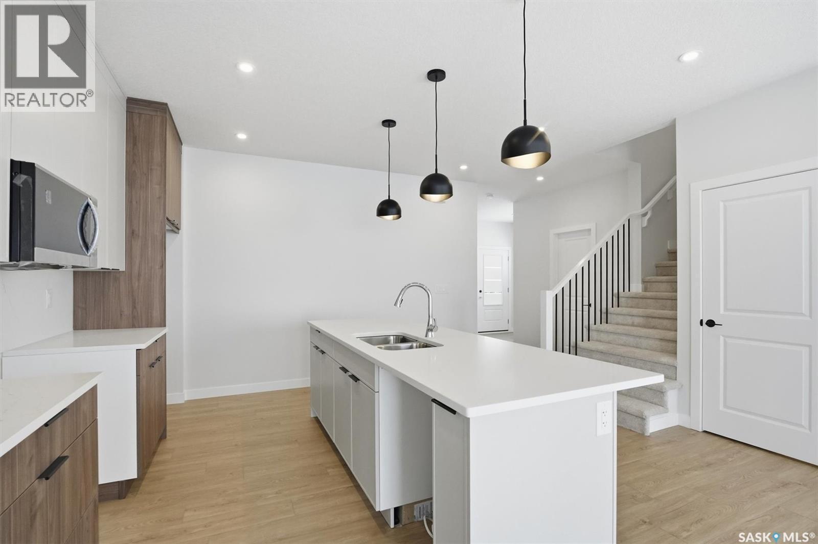 470 Cockcroft Place, Saskatoon, SK - Indoor Photo Showing Kitchen With Double Sink