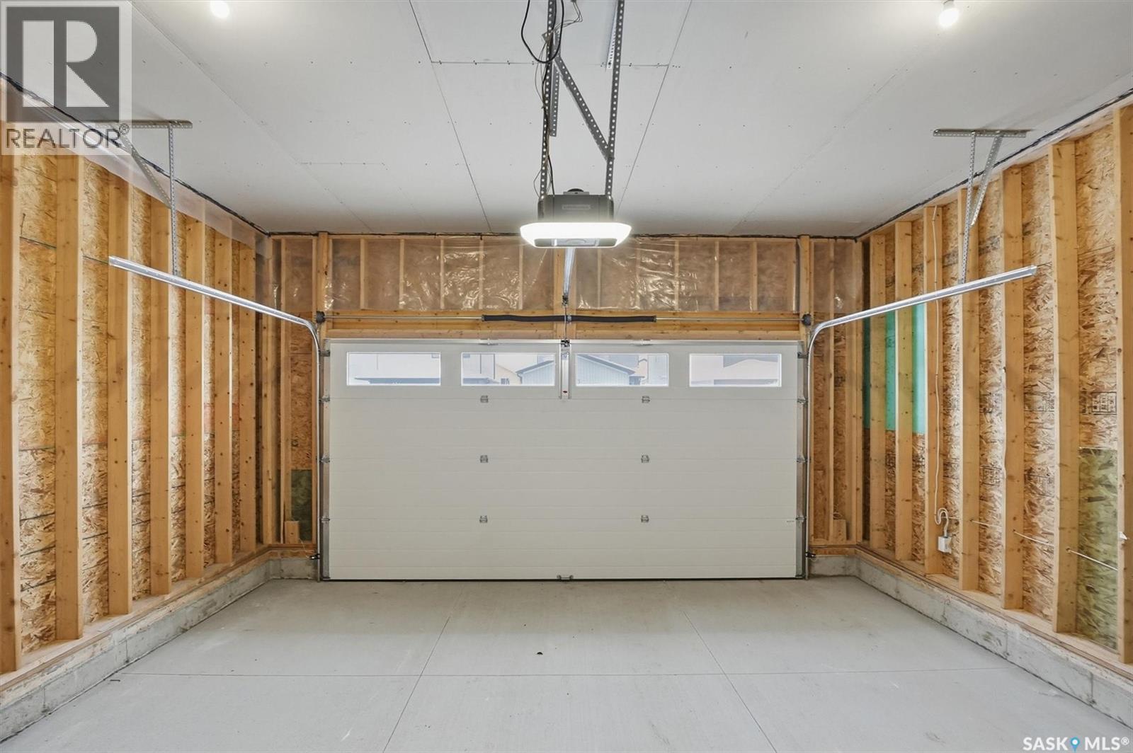 470 Cockcroft Place, Saskatoon, SK - Indoor Photo Showing Garage
