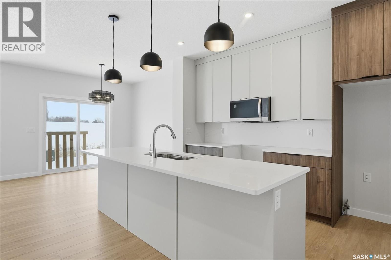 470 Cockcroft Place, Saskatoon, SK - Indoor Photo Showing Kitchen With Double Sink