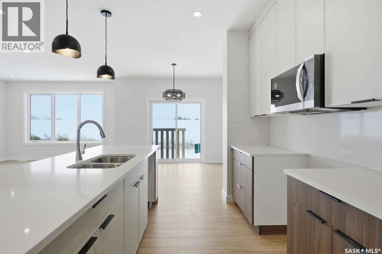470 Cockcroft Place, Saskatoon, SK - Indoor Photo Showing Kitchen With Double Sink