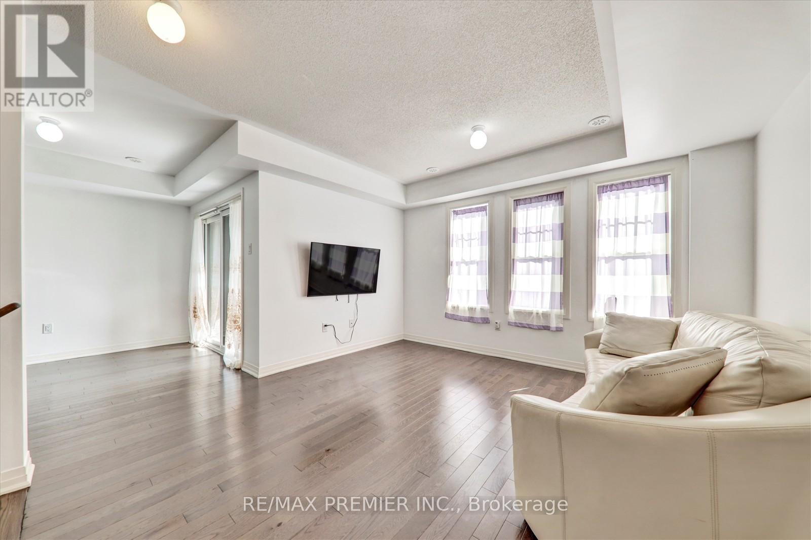 38 King William Way, Clarington, ON - Indoor Photo Showing Living Room