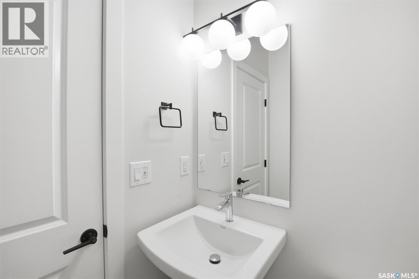 422 Cockcroft Place, Saskatoon, SK - Indoor Photo Showing Bathroom